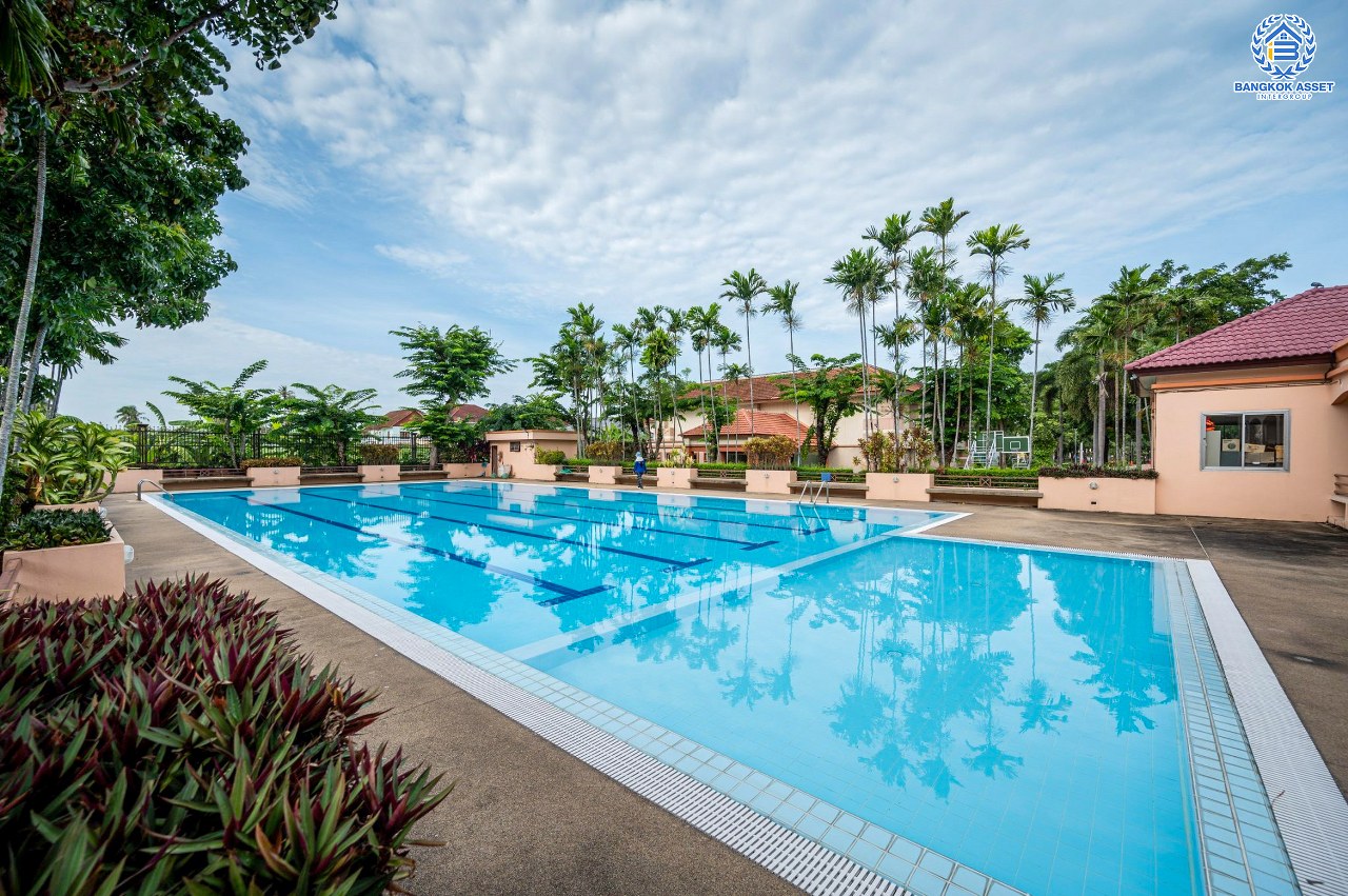 บ้านมือสองตกแต่งใหม่ โครงการ วรารมย์ เพชรเกษม81 แบรนด์ Q.House รองรับทุกความสุขใกล้ส่วนกลาง เนื้อที่ 64.1 ตร.ว. ฟังก์ชัน 4 ห้องนอน 3 ห้องน้ำ 1 ห้องอเนกประสงค์ จอดรถได้ 2 คัน บนทำเลใกล้ The Mall บางแค และเชื่อมต่อ ถนนกาญจนาฯ ถนนบางบอน และถนนพุทธมณฑลสาย4